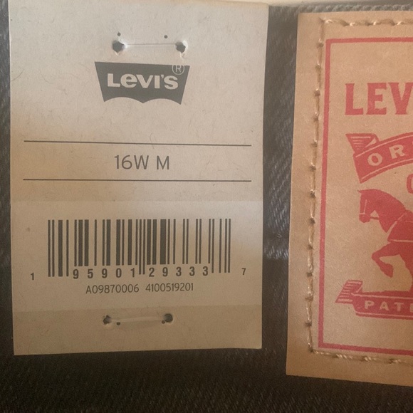 (1709) Levi's Women's High Waisted Mom Jeans, a high rise, relaxed taper… - Picture 5 of 5
